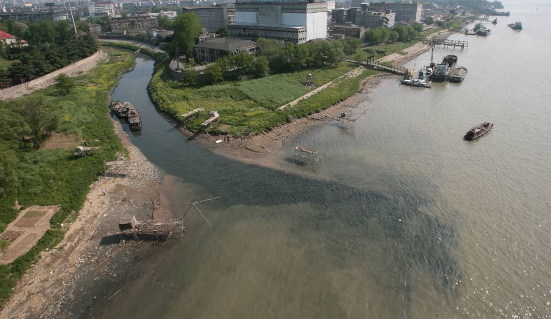 Contaminación desembocando en el río Yangtze, en China. Foto: Getty Contaminación desembocando en el río Yangtze, en China. Foto: Getty