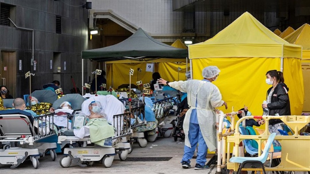 Crisis sanitaria en Hong Kong: Atienden pacientes COVID-19 en las calles