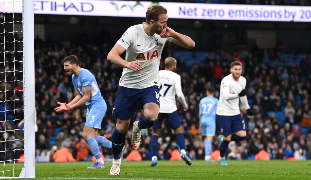 Harry Kane festeja su anotación para el triunfo del Tottenham ante el Manchester City. Harry Kane festeja su anotación para el triunfo del Tottenham ante el Manchester City.