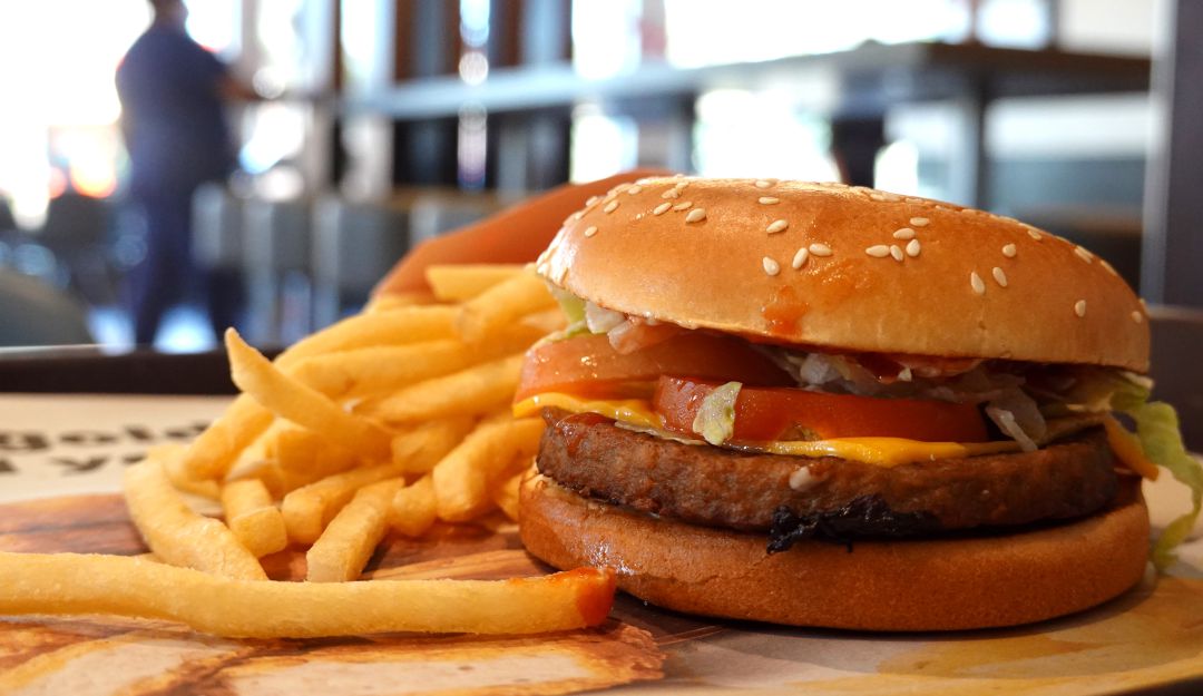 Multimillonario critica a McDonald's por maltrato animal Multimillonario critica a McDonald's por maltrato animal