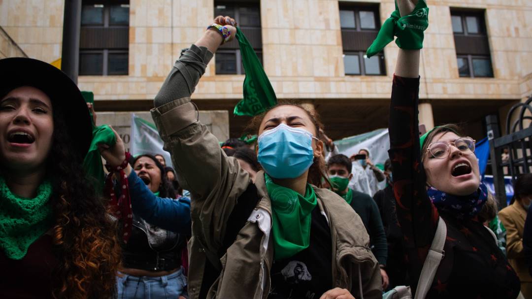 Francia extendió a 14 semanas el plazo para abortar de forma legal