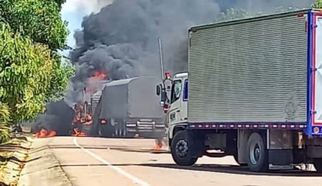 Dos camiones incinerados por el ELN Dos camiones incinerados por el ELN