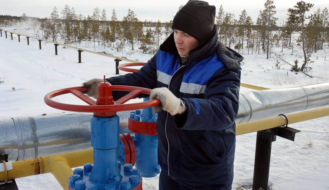 Trabajador en sede de Gazprom, donde se redirige gas hacia distintas zonas de Europa. Foto: Getty Trabajador en sede de Gazprom, donde se redirige gas hacia distintas zonas de Europa. Foto: Getty