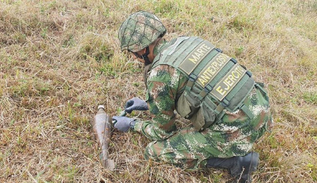 Soldado haciendo los controles pertinentes Soldado haciendo los controles pertinentes