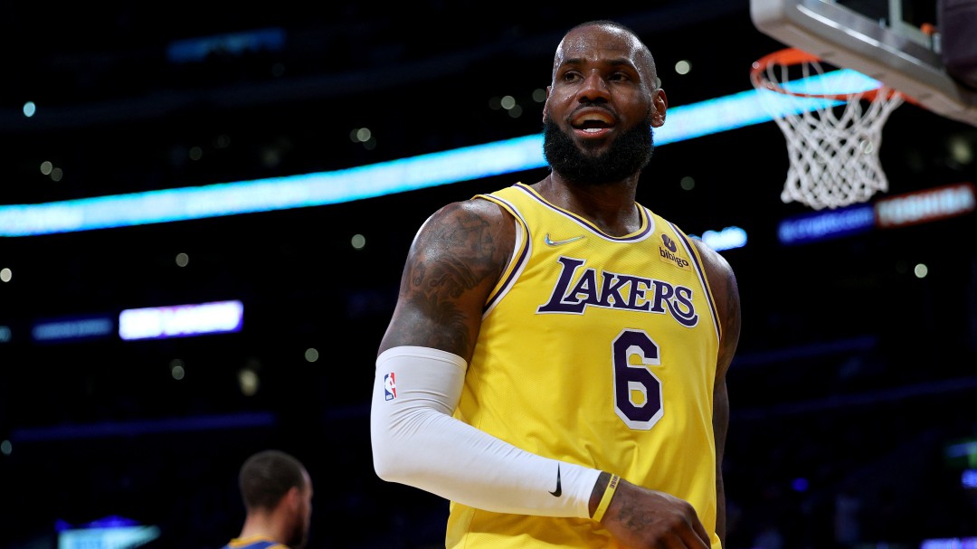 Exhibición de LeBron James con 56 puntos en triunfo de Lakers ante Warriors