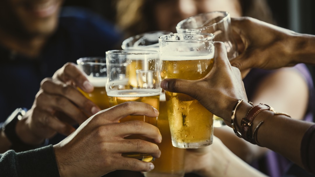 Beber alcohol podría encoger el cerebro