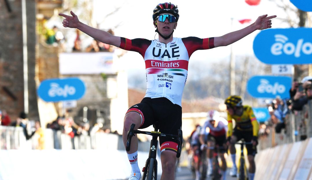 Tadej Pogacar festeja la victoria en la cuarta etapa de la Tirreno-Adriático. Tadej Pogacar festeja la victoria en la cuarta etapa de la Tirreno-Adriático.