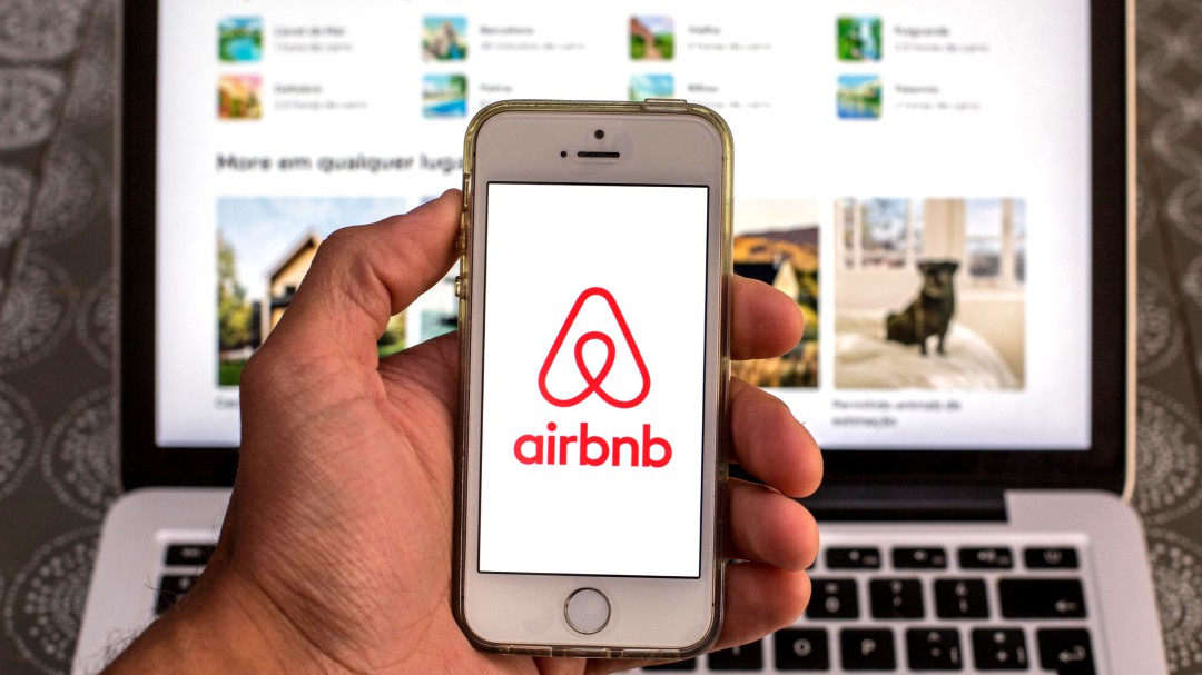 Usuarios de Airbnb envían dinero a anfitriones en Ucrania