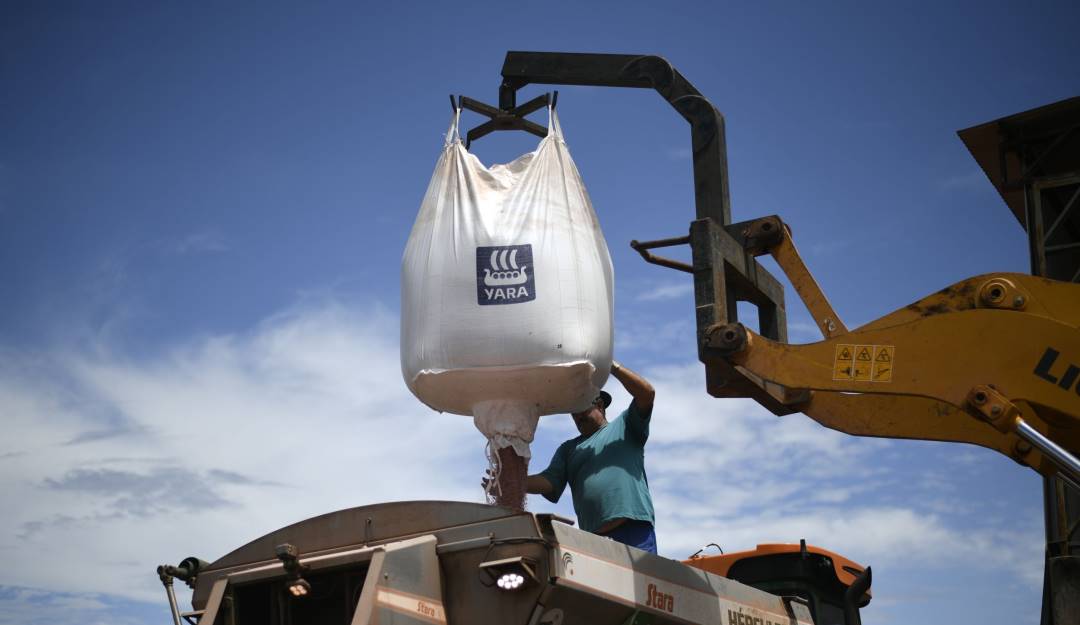 Aplicación de fertilizantes en Brasil. Foto: Getty Aplicación de fertilizantes en Brasil. Foto: Getty