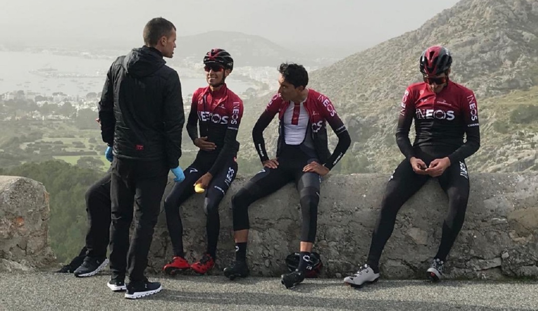 Xabier Artetxe (de pie) junto a Egan Bernal. Xabier Artetxe (de pie) junto a Egan Bernal.
