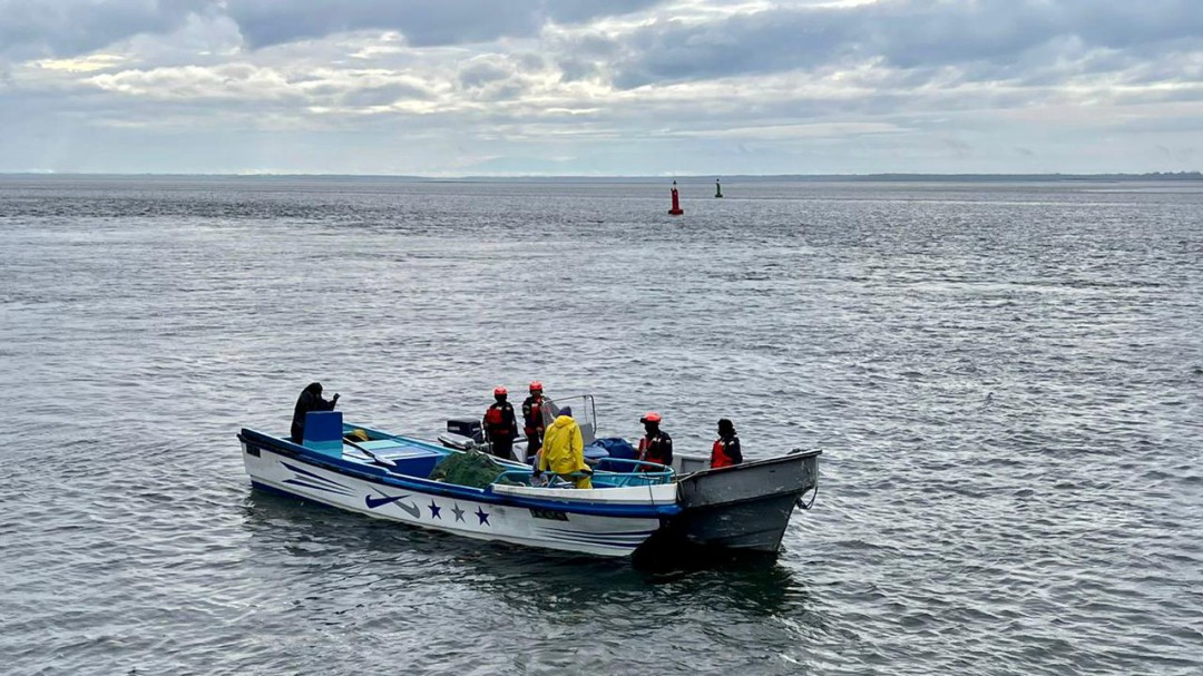 Rescatan a tres pescadores en el Pacífico