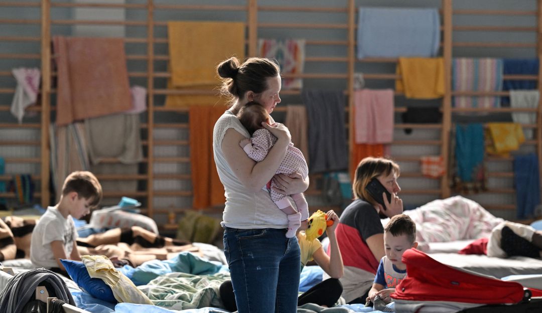 Una familia en un centro de refugiados en la frontera de Polonia Una familia en un centro de refugiados en la frontera de Polonia