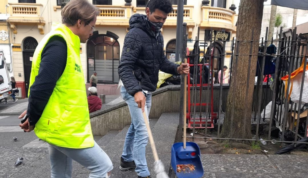 Conmutan multas con trabajo comuntario barriendo las calles de Manizales Conmutan multas con trabajo comuntario barriendo las calles de Manizales