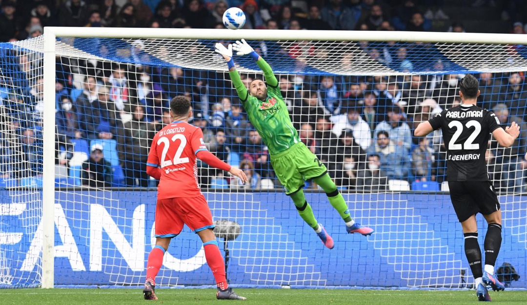 David Ospina ataja de manera espectacular un remate de cabeza de Pablo Marí Villar. David Ospina ataja de manera espectacular un remate de cabeza de Pablo Marí Villar.