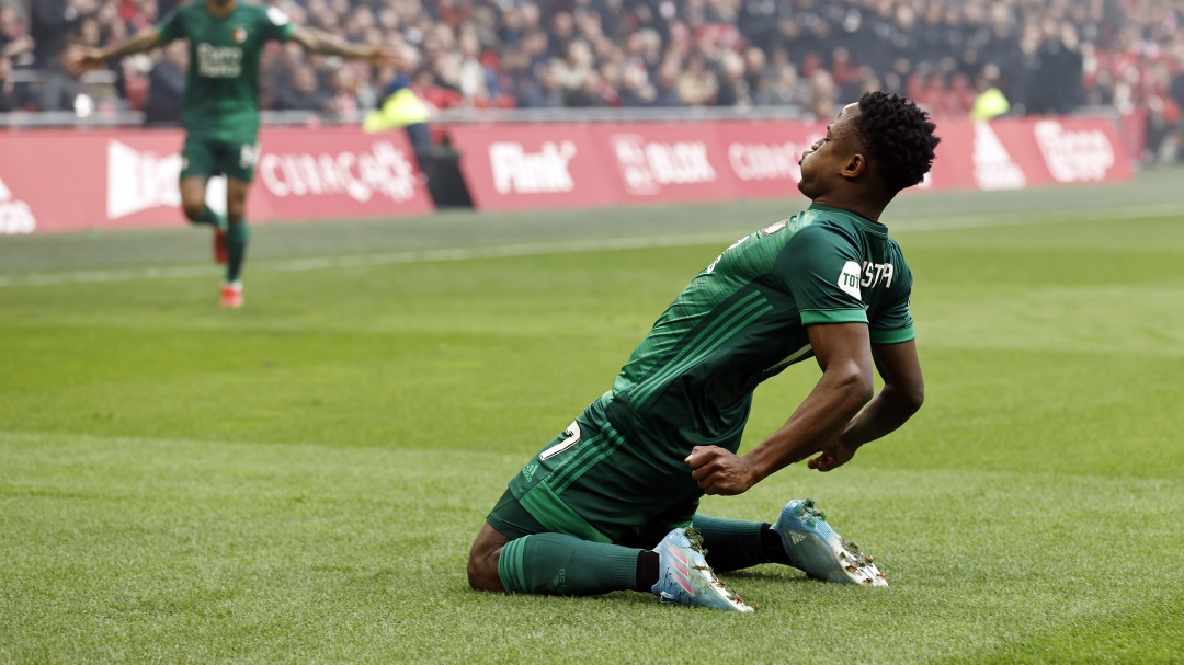 Luis Sinisterra marcó en el clásico, pero Feyenoord cayó ante el Ajax