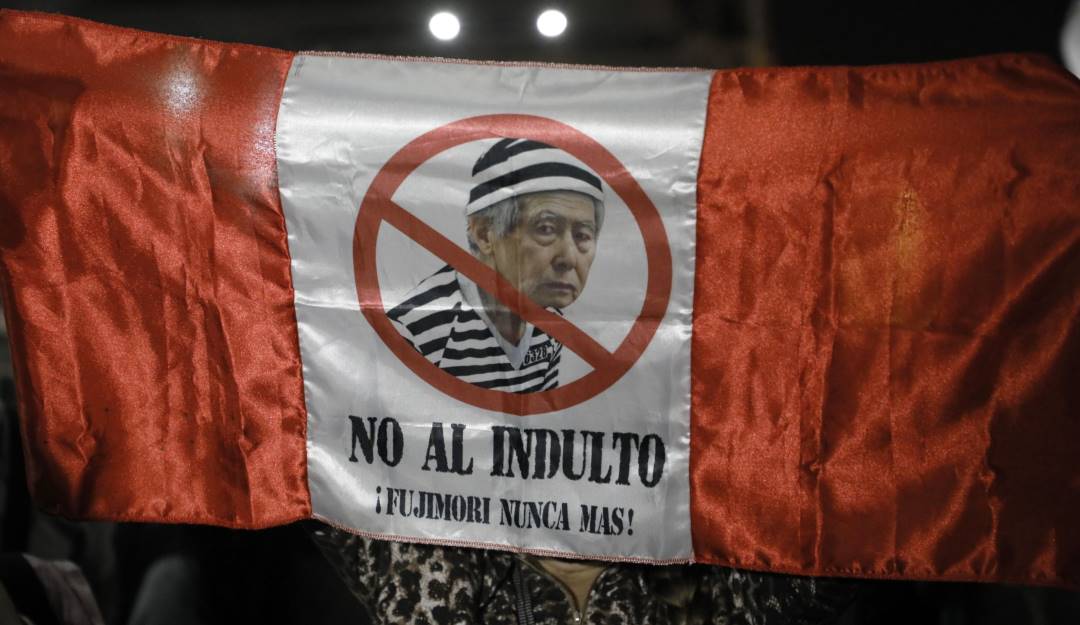 Manifestaciones en rechazo al indulto de Alberto Fujimori en Perú. Foto: Getty Manifestaciones en rechazo al indulto de Alberto Fujimori en Perú. Foto: Getty