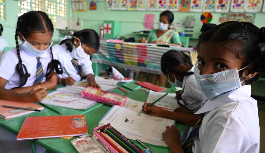 Estudiantes en Sri Lanka durante la pandemia. Foto: Getty Estudiantes en Sri Lanka durante la pandemia. Foto: Getty
