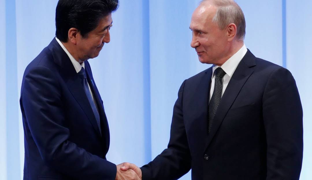 El entonces primer ministro japonés, Shinzo Abe (izq), y el presidente ruso, Vladimir Putin (der). Foto: Getty El entonces primer ministro japonés, Shinzo Abe (izq), y el presidente ruso, Vladimir Putin (der). Foto: Getty