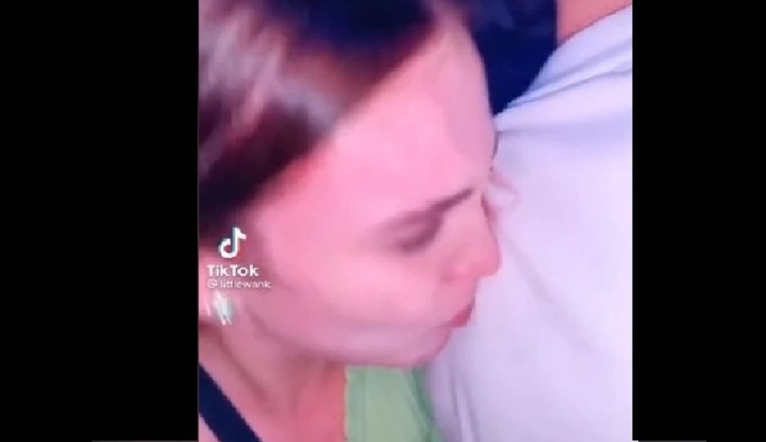 Esta mujer es un peligro: besuquea a hombres para ponerlos en problemas Esta mujer es un peligro: besuquea a hombres para ponerlos en problemas