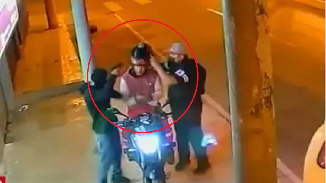 VIDEO: Iba a robar a domiciliario, pero terminó disparándole a su compinche