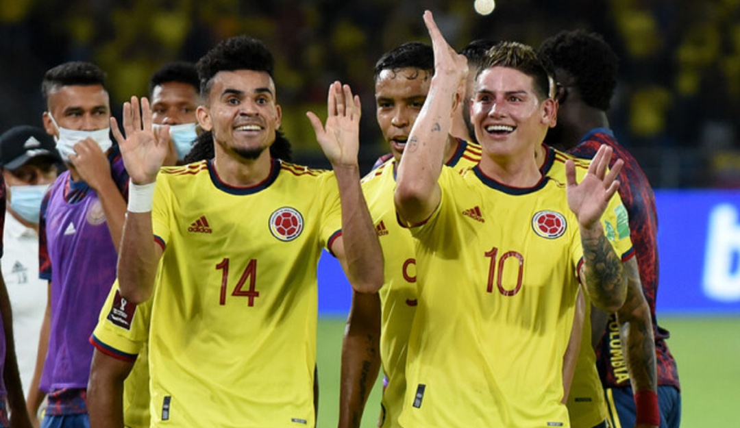 James Rodríguez festeja el primer gol de Colombia junto a Luis Díaz. James Rodríguez festeja el primer gol de Colombia junto a Luis Díaz.