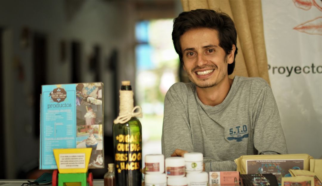 Felipe Eslava y los productos del emprendimiento "Tradición Campesina" Felipe Eslava y los productos del emprendimiento "Tradición Campesina"