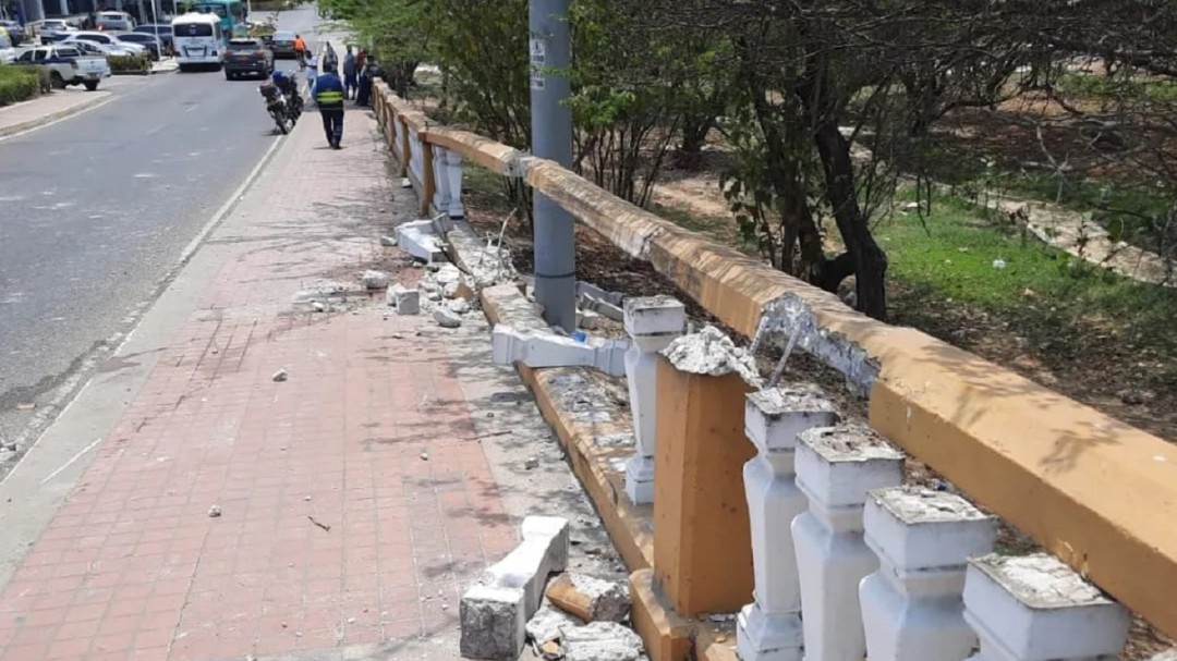 Descartan riesgo estructural en Puente Román por accidente de camioneta