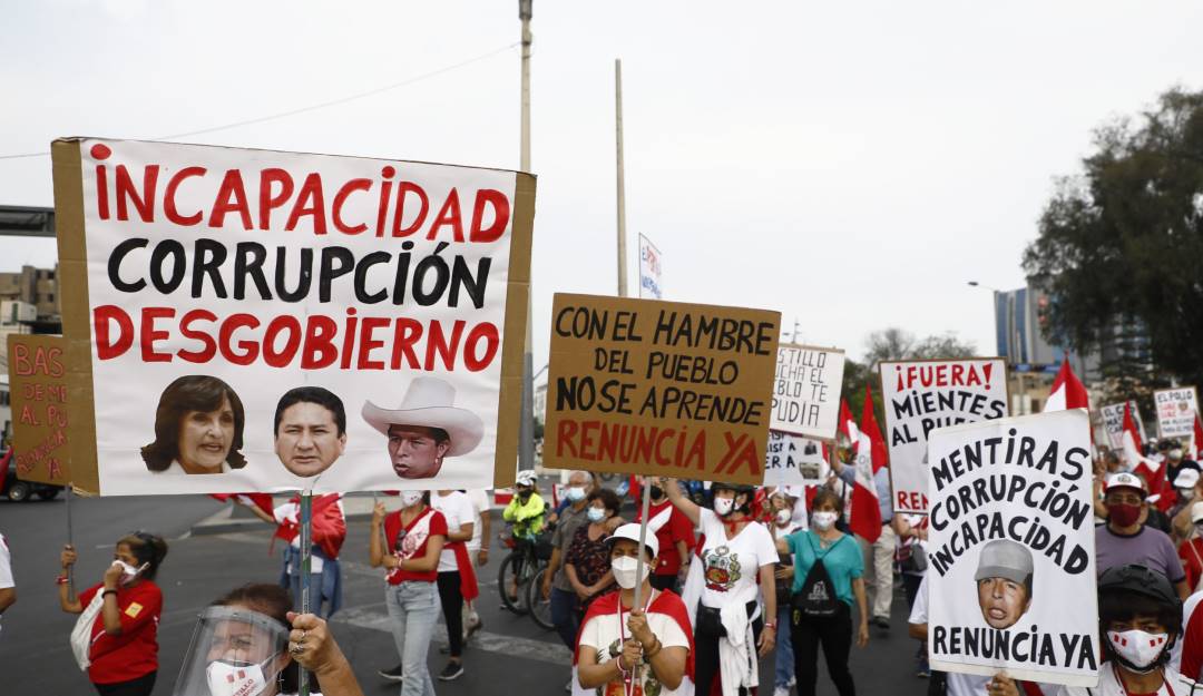 Manifestaciones a favor de la destitución del presidente peruano, Pedro Castillo. Foto: Getty Manifestaciones a favor de la destitución del presidente peruano, Pedro Castillo. Foto: Getty