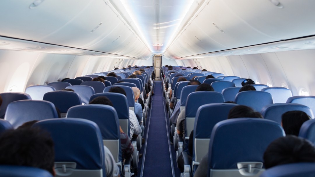 Los angustiantes videos del avión de Latam que aterrizó de emergencia