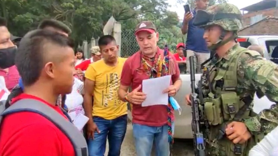 Ejército denuncia que indígenas liberaron a hombre capturado en combates