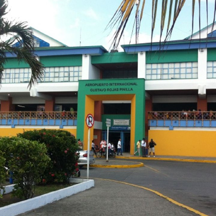 Pasajeros durmieron en el aeropuerto por retrasos en vuelos en San Andrés