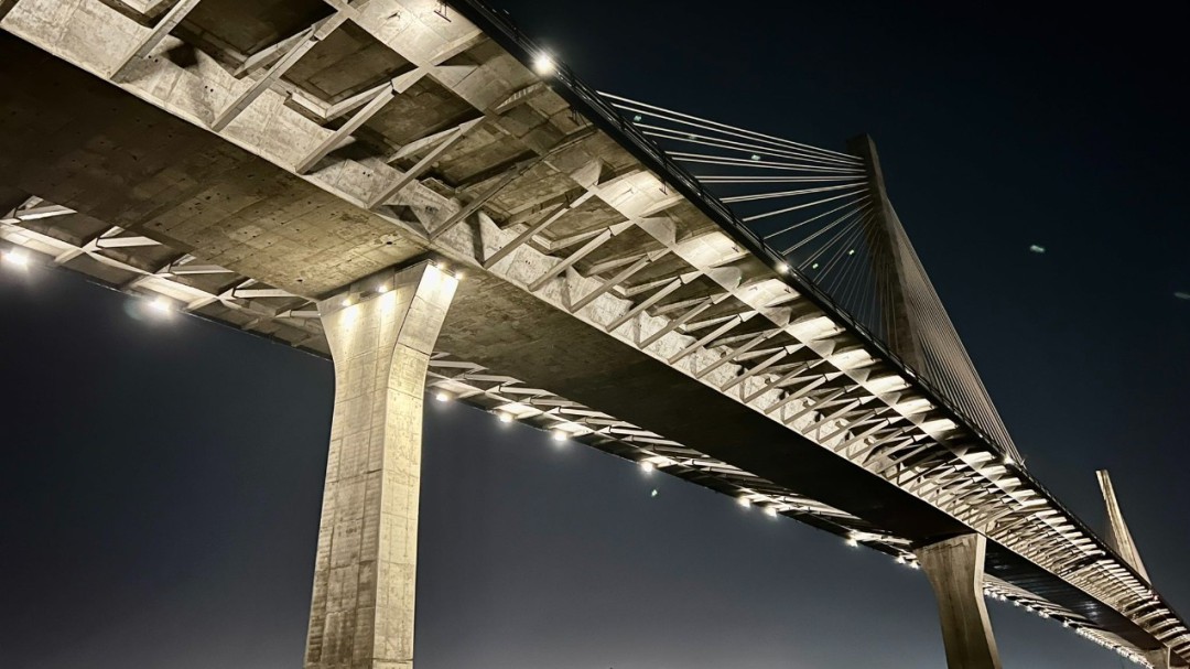 El puente Pumarejo estrena iluminación