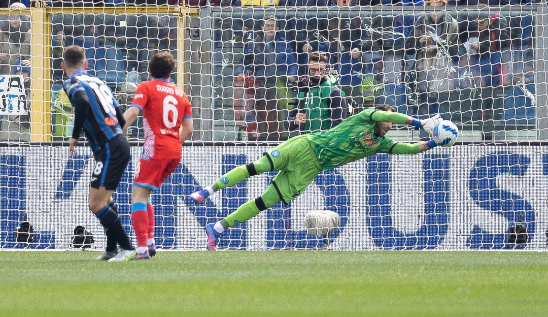 David Ospina atajando un remate de cabeza del ucraniano Ruslan Malinovskyi. David Ospina atajando un remate de cabeza del ucraniano Ruslan Malinovskyi.