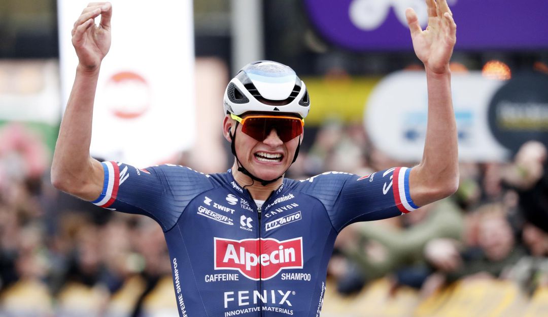Van der Poel festeja el triunfo en el Tour de Flandes. Van der Poel festeja el triunfo en el Tour de Flandes.