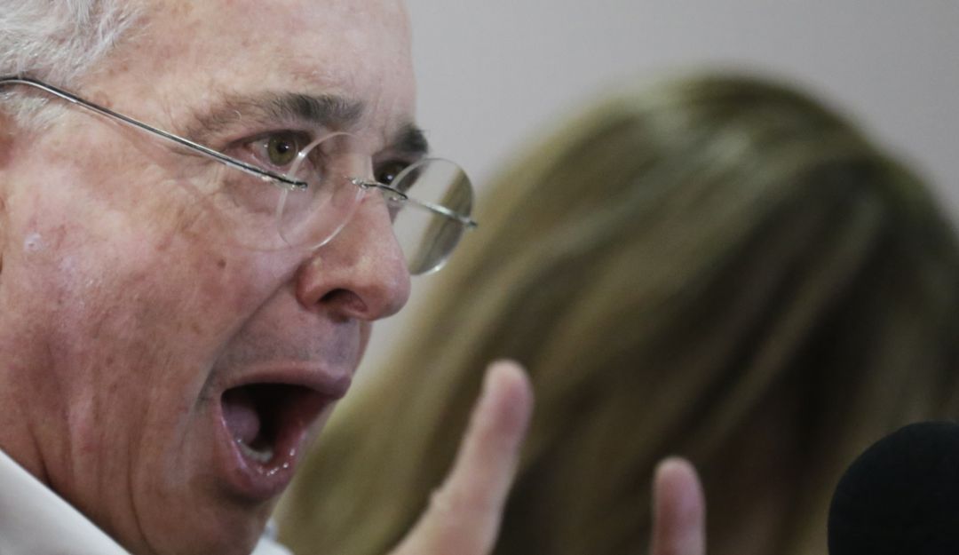 Uribe sale en defensa de Ingrid Betancourt: "¿Por qué la maltratan?" Uribe sale en defensa de Ingrid Betancourt: "¿Por qué la maltratan?"