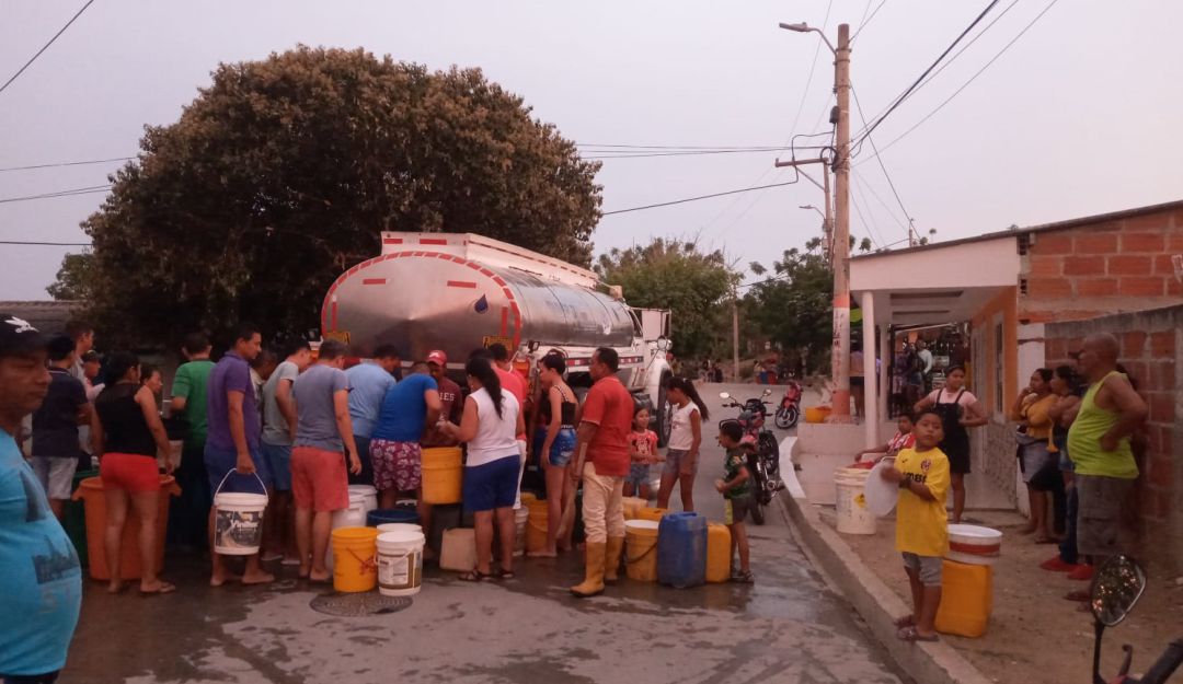 Habitantes afectados con el servicio, teniendo que almacenar agua de carrotanques Habitantes afectados con el servicio, teniendo que almacenar agua de carrotanques