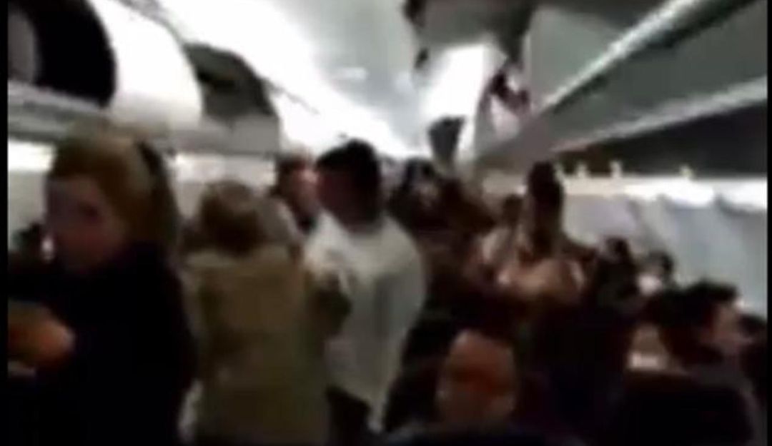 Por lo menos 180 pasajeros de un vuelo de Latam optaron por no bajarse del avión en el aeropuerto El Dorado luego del desvío del vuelo. Por lo menos 180 pasajeros de un vuelo de Latam optaron por no bajarse del avión en el aeropuerto El Dorado luego del desvío del vuelo.