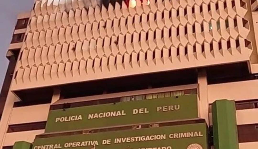 Incendio en la sede de la Dirección de Investigación Criminal de Perú. Foto: Redes sociales Incendio en la sede de la Dirección de Investigación Criminal de Perú. Foto: Redes sociales
