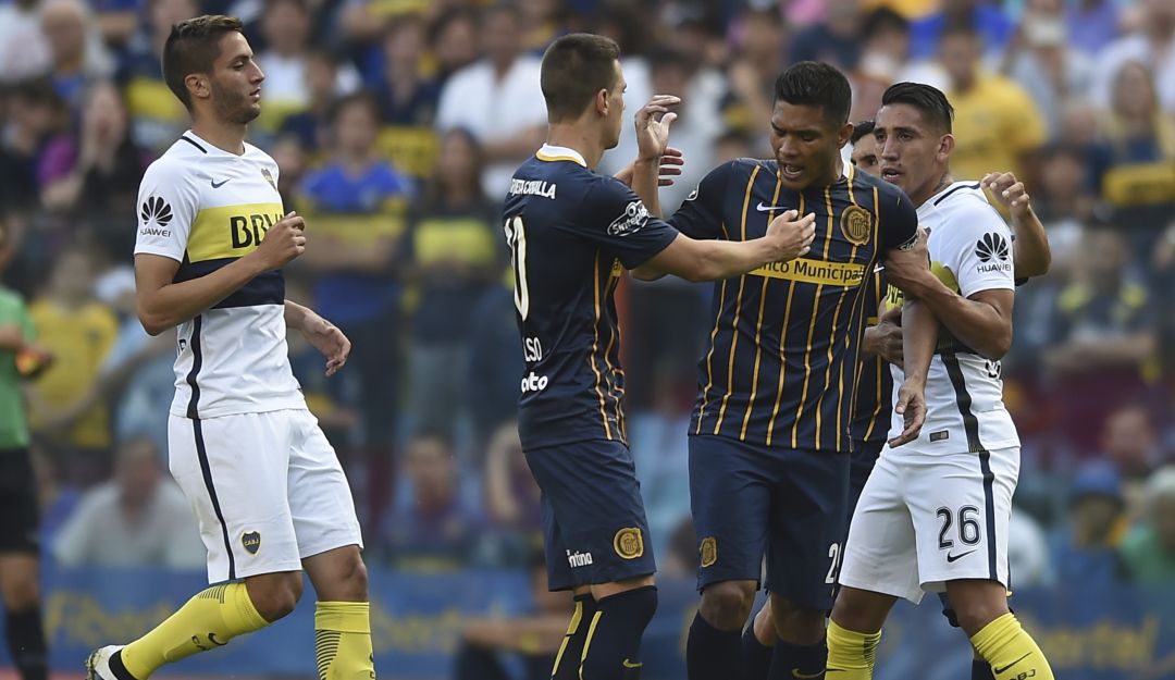 Teófilo Gutiérrez se marcha expulsado tras provocar a los hinchas de Boca luego de marcarle un gol con Rosario Central. Teófilo Gutiérrez se marcha expulsado tras provocar a los hinchas de Boca luego de marcarle un gol con Rosario Central.