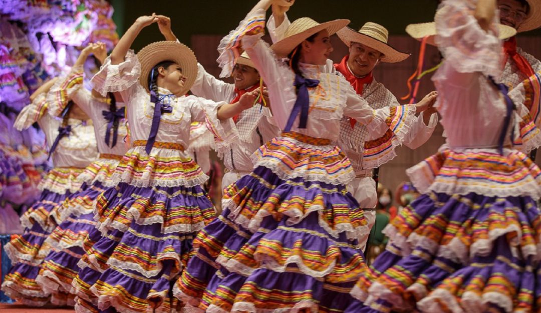 Exhibición de baile en la entrega de trajes típicos. Exhibición de baile en la entrega de trajes típicos.