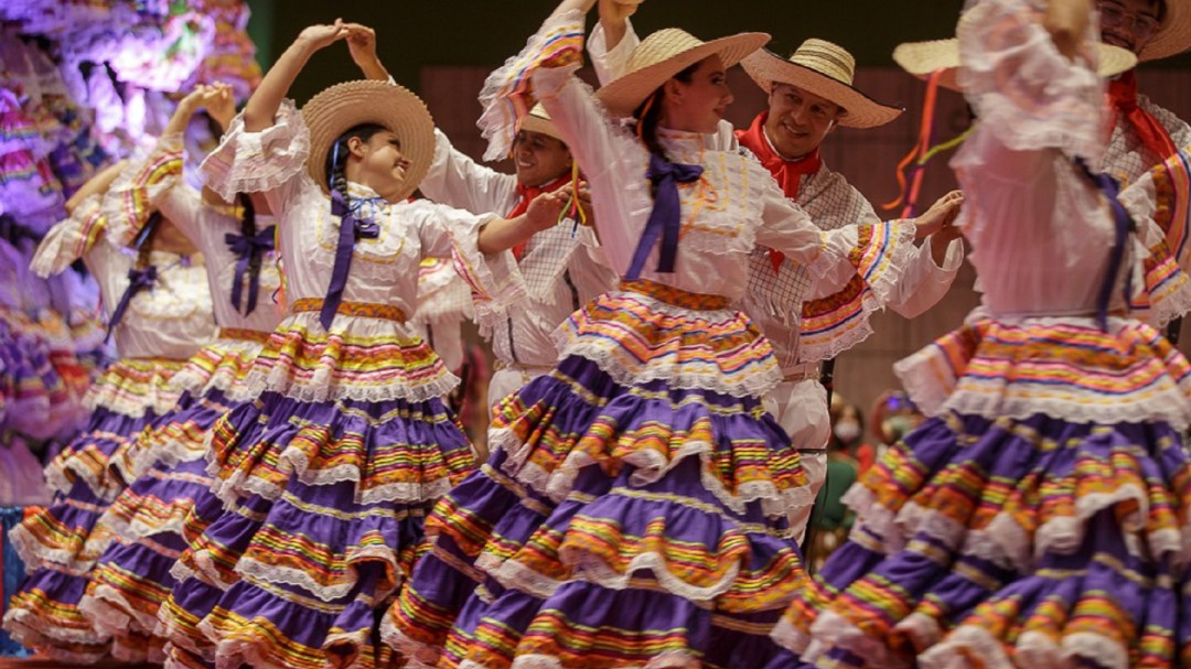 Dirección de Cultura del Tolima entrega dotación de trajes típicos