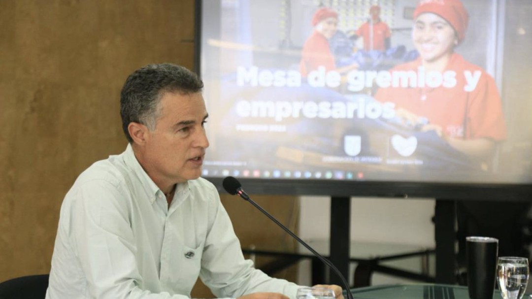 Pese a licitación, gobernador insiste en riesgos por cambio de contratistas