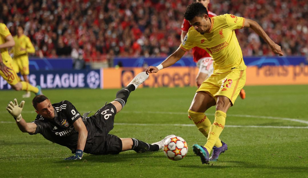 Luis Díaz en el momento de marcar el tercer gol del Liverpool ante el Benfica. Luis Díaz en el momento de marcar el tercer gol del Liverpool ante el Benfica.