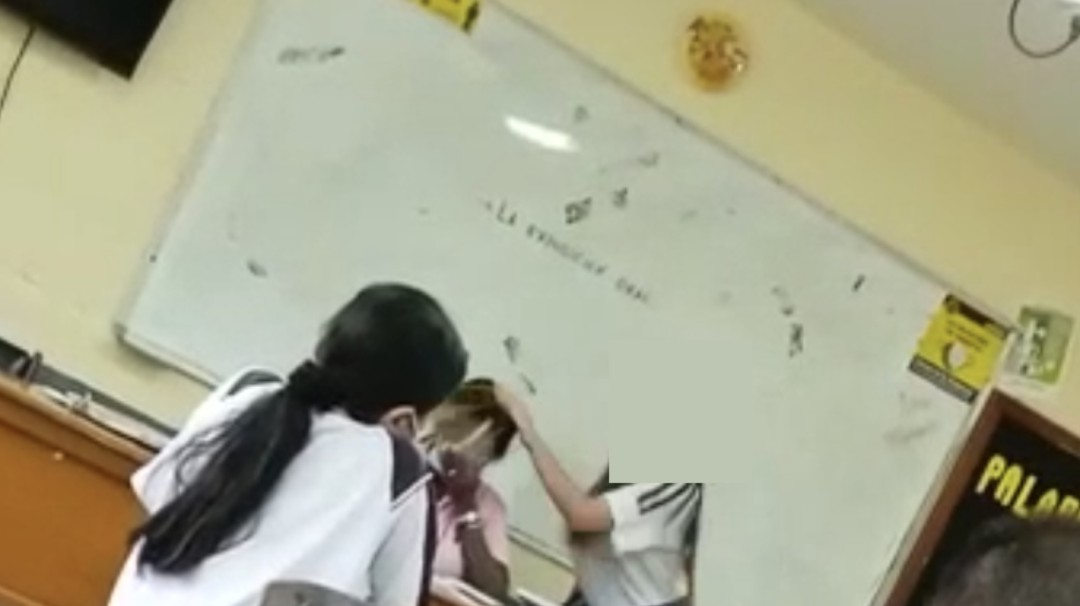 Alumna le reventó un huevo en la cabeza a su profesora en Bello por anotación