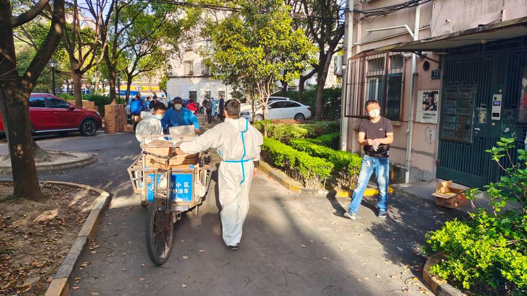 Denuncian saqueos en Shanghái tras extensión de confinamientos por COVID-19