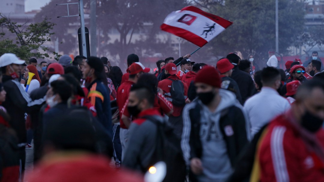 Cámara registró el brutal ataque a dos hinchas de América en Bogotá