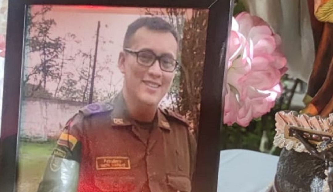 El patrullero Eleazar Smith Vargas Ladino, con 14 años en la Policía está adscrito al CAI de Mulaló en el municipio de Yumbo. El patrullero Eleazar Smith Vargas Ladino, con 14 años en la Policía está adscrito al CAI de Mulaló en el municipio de Yumbo.