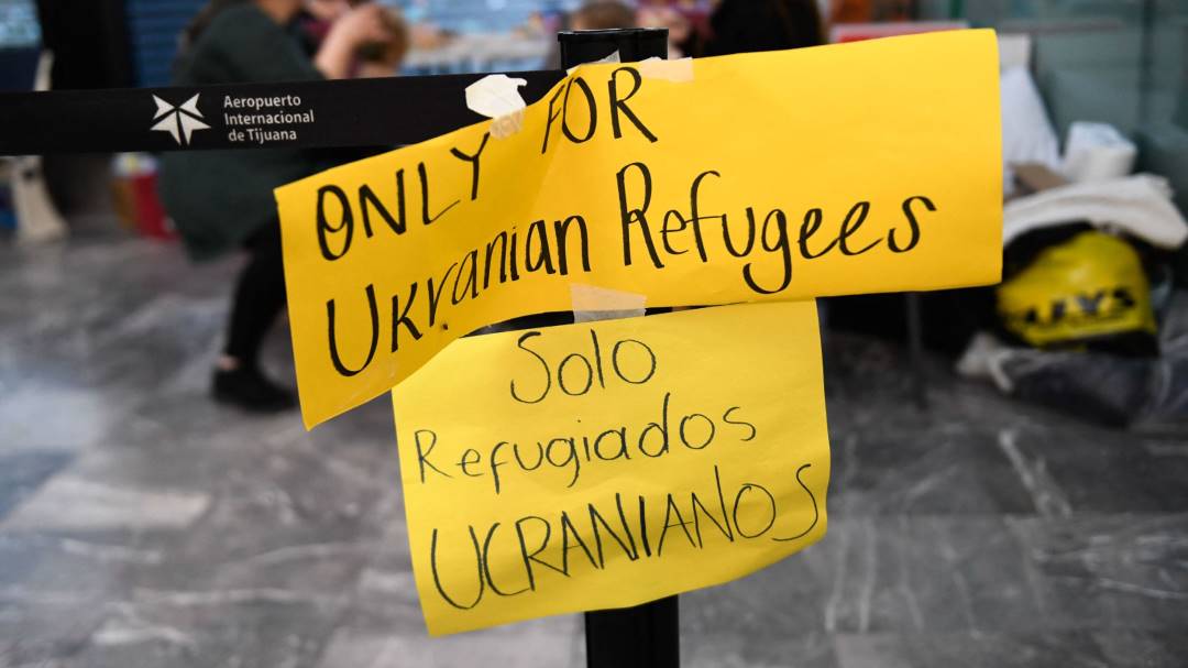 Migrantes latinos denuncian que EE.UU. solo favorece ingreso de ucranianos