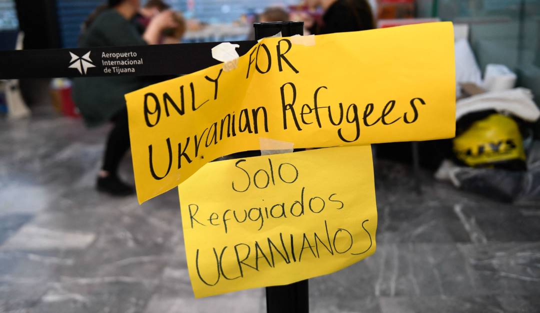 Zona de refugio exclusiva para migrantes ucranianos en el Aeropuerto Internacional de Tijuana. Foto: Getty Zona de refugio exclusiva para migrantes ucranianos en el Aeropuerto Internacional de Tijuana. Foto: Getty