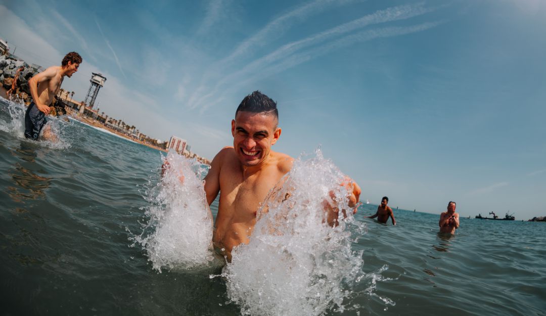 Rafael Santos Borré se divierte con sus compañeros del Frankfurt en las playas de Barcelona. Rafael Santos Borré se divierte con sus compañeros del Frankfurt en las playas de Barcelona.